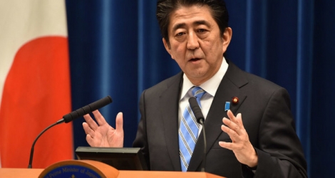 M. Abe deviendrait ainsi le chef de gouvernement de l'après-guerre avec le plus d'années au pouvoir.