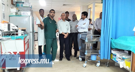 Le ministre de la Santé Anwar Husnoo s’est rendu à l’hôpital Dr A. G. Jeetoo à Port-Louis le dimanche 5 mars 2017.