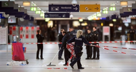 La police retire les cordons de sécurité dans la gare de Düsseldorf, le 10 mars 2017, après une attaque à la hache qui a fait neuf blessés. 