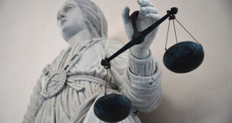 [Photo d'illustration] Une sculpture figurant le symbole de la justice, une balance, sur le fronton d'un tribunal.