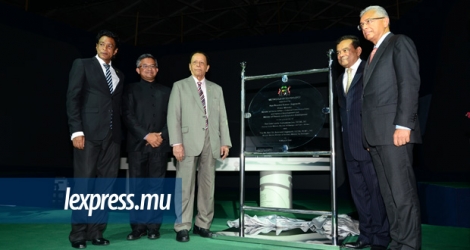 (From L to R) Nando Bodha, Indian High Commissioner Abhay Thakur, Sir Anerood Jugnauth, Ivan Collendavelloo and Pravind Jugnauth at the laying of the foundation stone of the project last week.