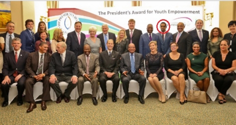 Le Dr Álvaro Sobrinho (debout, 5e à partir de la dr.) en compagnie d’autres personnalités avec le président sud-africain Jacob Zuma et son altesse royale le prince Edward (assis 4e et 5e à partir de la g.).