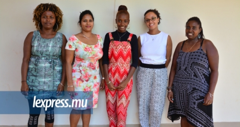 Doriana Matombé, entourée de ses enseignantes, de sa mère Angela (1re à g.) et de sa tante (1re à dr.). 