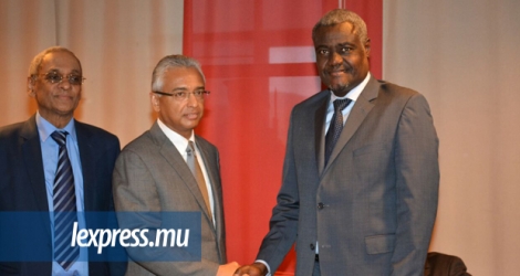 résident de la Commission de l’Union africaine Moussa Faki Mahamat est salué par le PM Pravind Jugnauth.