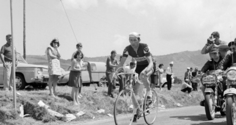 Le Français Roger Pingeon roule vers la victoire, le 14 juillet 1968, lors de la 15ème étape du Tour de France disputée entre Font Romeu et Albi. 