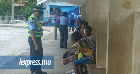 Les policiers assurent la sécurité des membres du public et des étudiants fréquentant cette gare.