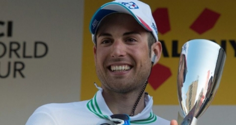 L'Italien Davide Cimolai (FDJ) pose sur le podium avec son trophée après sa victoire lors de la 1re étape du tour de Catalogne, le 20 mars 2017 à Calella .