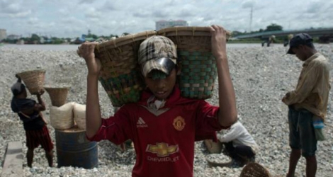 En Birmanie, un enfant sur cinq entre 10 à 17 ans travaille, selon le dernier recensement en 2014, ce qui en fait l'un des plus mauvais élèves dans le monde en la matière.