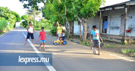 La route devient souvent le terrain de jeu des enfants dans ce village où ne vivent que 22 familles.