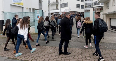 Les élèves reprennent les cours le 23 mars 2017 au lycée Saint-Joseph à Concarneau au lendemain de l'attentat meurtrier de Londres.