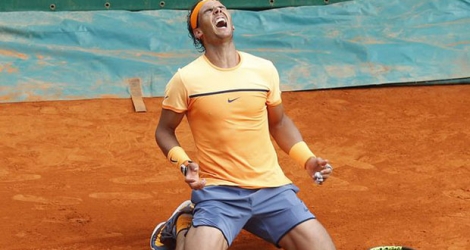 L'Espagnol Rafael Nadal exulte après sa victoire face à Gaël Monfils en finale.