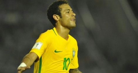 La joie de l'attaquant Neymar, auteur du 3e des 4 buts du Brésil face à l'Uruguay, lors des qualifs pour le Mondial 2018, le 23 mars 2017 à Montevideo.