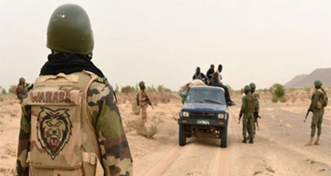 Au moins deux soldats et un douanier maliens ont été tués dans deux attaques distinctes au Mali, l'une dans le Nord et l'autre dans le Sud.