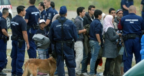 Des demandeurs d'asile, le 25 juin 2015 dans la ville hongroise de Röszke, à la frontière avec la Serbie .
