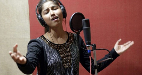 Ginni Mahi a grandi en entendant des histoires de famille sur les nombreux interdits qui frappaient sa communauté dalit au village. Devenue chanteuse, la jeune Indienne a choisi de défendre cette identité avec sa musique pop.
