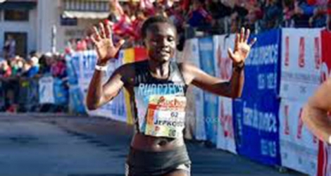 La Kényane Joyciline Jepkosgei, âgée de 23 ans, a battu de 14 secondes le précédent record, établi par sa compatriote Peres Jepchirchir.