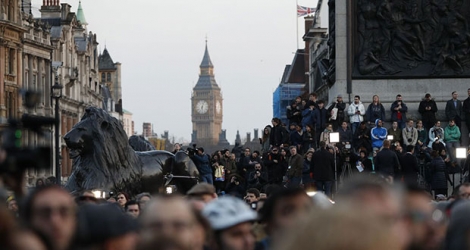 Une veillée aux chandelles en mémoire des victimes rassemble quelques centaines de personnes à Trafalgar Square, le 23 mars 2017 à Londres.