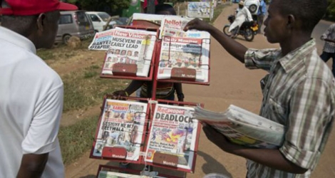 Un présentoir de journaux près de Kampala en 2016.