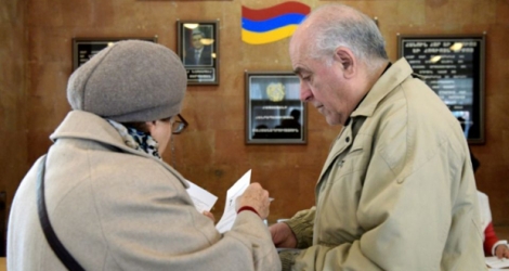 Des Arméniens s'apprêtent à voter aux législatives, le 2 avril 2017 à Erevan .