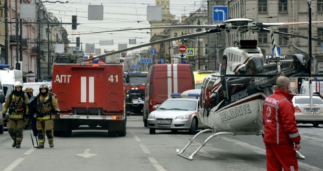 Les services de secours à l'entrée de la station de métro Technological Institute à Saint Petersbourg après une explosion qui a fait 10 morts, le 3 avril 2017 .