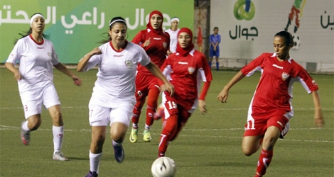 «Jouer au foot, pour nous les filles en Palestine, est un énorme défi: on fait face au foot mondial mais aussi à notre pays où règne une vision rétrograde des femmes qui jouent au foot».
