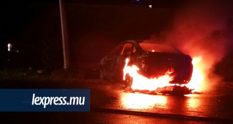 Après avoir percuté de plein fouet un pylône électrique dans la soirée de dimanche à Bagatelle, la Nissan Sylphy a été la proie des flammes.