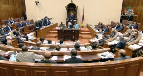Les membres de l’opposition ont fait un walk-out de l’hémicycle après l’expulsion de Paul Bérenger par le Deputy Speaker Sanjeev Teeluckdharry.