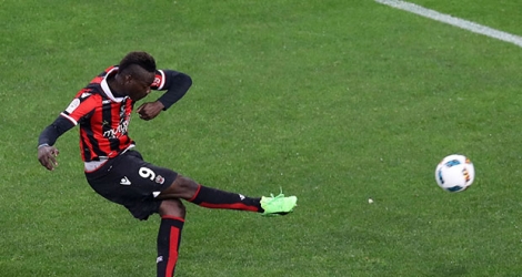 L'attaquant de Nice Mario Balotelli frappe un penalty lors du match contre Bordeaux à Allianz Riviera, le 2 avril 2017.