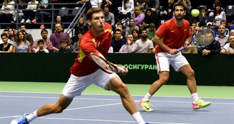 Troicki et Zimonjic se sont imposés 4-6, 7-6 (7/4), 6-0, 4-6, 6-2, au lendemain des victoires en simple de Novak Djokovic et Troicki.