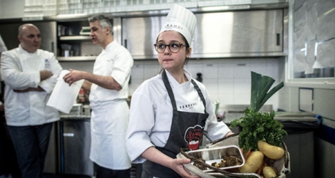 Une étudiante de l'école gastronomique Ferrandi à Paris, le 12 avril 2016.