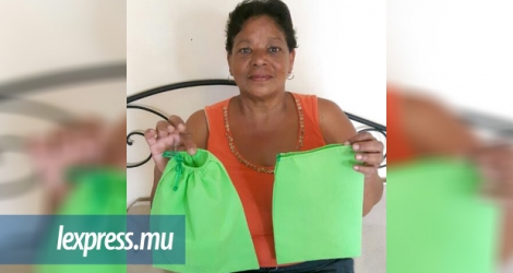 La couturière Patricia Dorasamy confectionne des sacs pour transporter et ranger des légumes.
