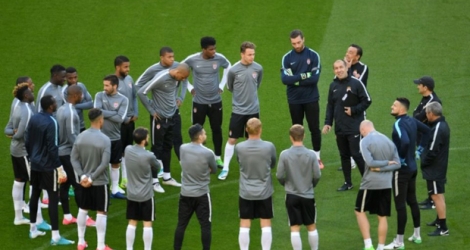L'entraîneur de Monaco Leonardo Jardim (d) entouré de ses joueurs lors d'une séance d'entraînement, le 10 avril 2017 à Dortmund.
