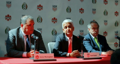 Le président de la Fédération canadienne de football Victor Montagliani (g), celui de celle des Etats-Unis Sunil Gulati (c) et celui de celle du Mexique Decio de Maria lors d'une conférence de presse le 10 avril 2017 à New York .