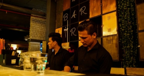 Un bar frappé par la mesure d'interdiction de vente d'alcool, dans le quartier de Gurgaon, en banlieue de New Delhi.