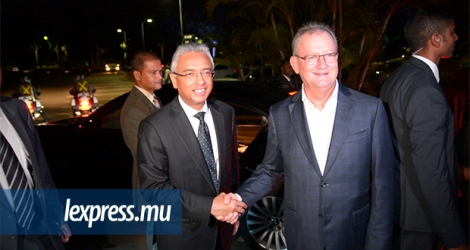 Le Premier ministre, Pravind Jugnauth, et le CEO du groupe Enl, Hector Espitalier-Noël, à Moka mercredi 12 avril.