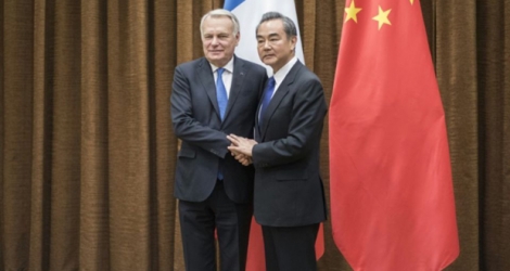 Le ministre chinois des Affaires étrangères Wang Yi (d) et son homologue français Jean-Marc Ayrault, le 14 avril 2017 à Pékin.