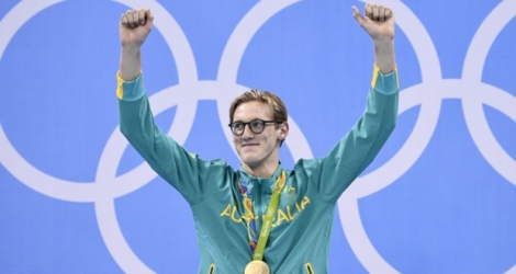 L'Autralien Mack Horton pose sur le podium après avoir obtenu l'or sur 400 m libre aux JO de Rio, le 7 août 2016 .