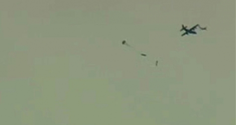 Une bombe MOAB larguée d'un avion C-130 pour un test à la base aérienne militaire d'Eglin, en Floride.
