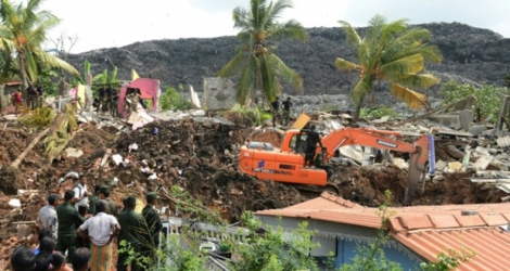 Des équipes de secours recherchent des survivants après l'effondrement d'une montagne d'ordures sur un bidonville de Colombo, le 15 avril 2017 au Sri Lanka.