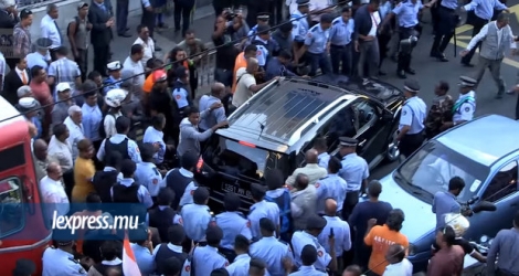 La Mitsubishi du MSM utilisée par le leader du parti orange, Pravind Jugnauth, le jour de son acquittement dans l’affaire MedPoint, le 25 mai 2016.