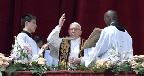 Le pape François lors de sa traditionnelle bénédiction Urbi et Orbi, le 16 avril 2017 Place Saint-Pierre à Rome.