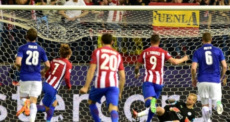 Antoine Griezmann transforme un penalty pour l'Atlético Madrid contre Leicester en Ligue des champions à Vicente-Calderon, le 12 avril 2017.