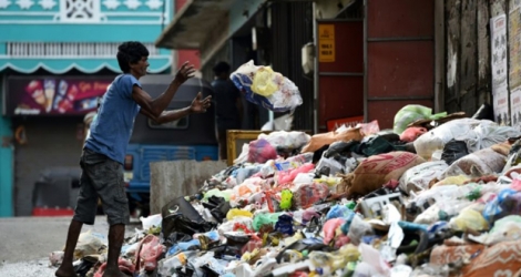 Une pile d'ordures dans une rue de Colombo, le 18 avril 2017 .