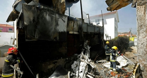 Des pompiers interviennent sur le site de l'accident à Tires, à environ 25 km à l'ouest de Lisbonne.
