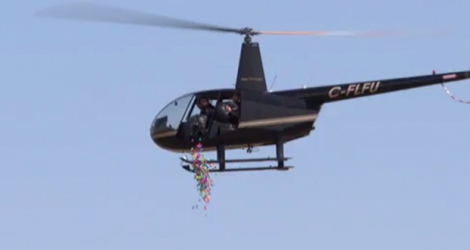 Un hélicoptère lâche des oeufs en chocolat sur Ottawa le 15 avril 2017.