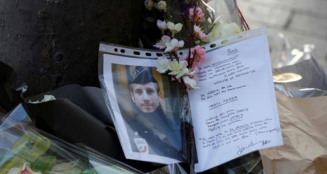 Photo du policier tué et hommage le 21 avril 2017 sur le lieu où il a été assassiné sur les Champs Elysée la veille.
