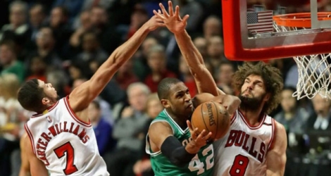 Al Horford (c) des Boston Celtics tente de marquer face aux Chicago Bulls lors du match N.3 du 1er tour des playoffs NBA, le 21 avril 2017 à Chicago.