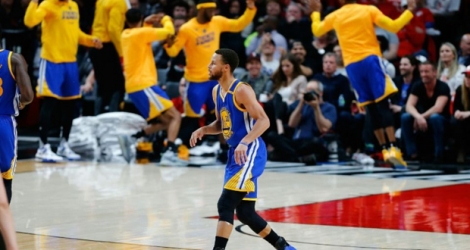 Les joueurs du banc des Golden State Warriors improvisent une danse après un tir à 3 points de Stephen Curry (c) face à Portland en plays-off, le 24 avril 2017 à Portland.
