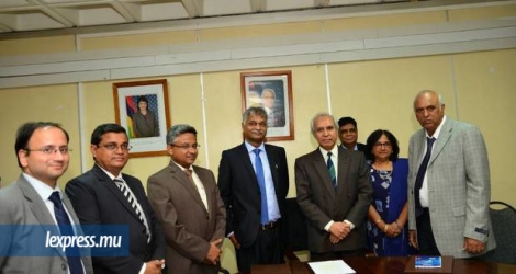 Le ministre de la Santé, Anwar Husnoo et Abhay Thakur, ambassadeur de l’Inde à Maurice lors d’une cérémonie de signature d’accord, mercredi 26 avril.