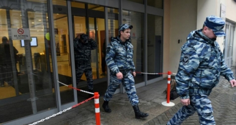Des policiers russes lors d'une perquisition dans les locaux de l'antenne russe du mouvement politique Open Russia (Russie ouverte), le 27 avril 2017 à Moscou.